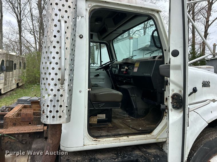 image for item EK2819 2001 International 4900 truck cab and chassis