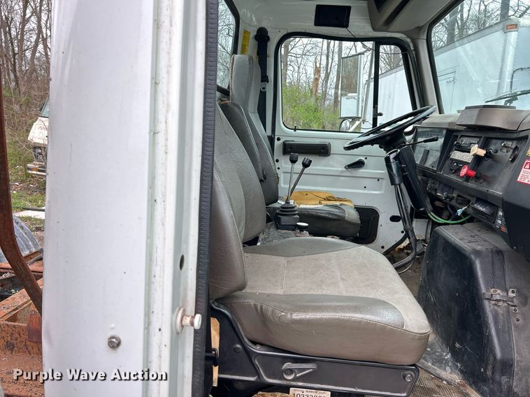 image for item EK2819 2001 International 4900 truck cab and chassis