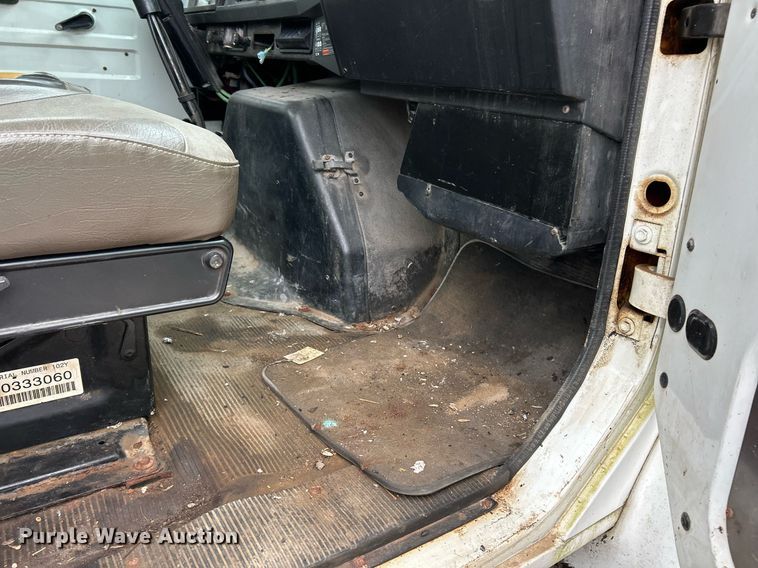 image for item EK2819 2001 International 4900 truck cab and chassis