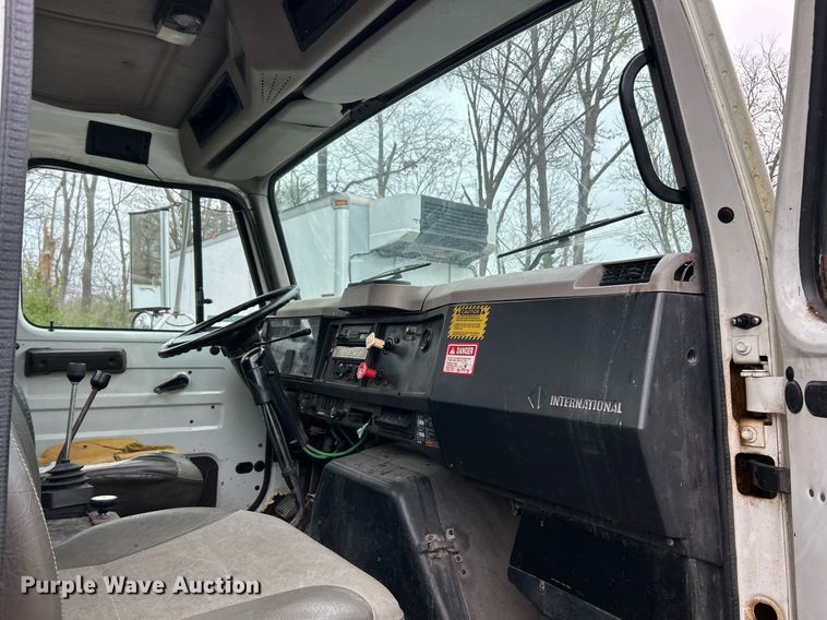 image for item EK2819 2001 International 4900 truck cab and chassis