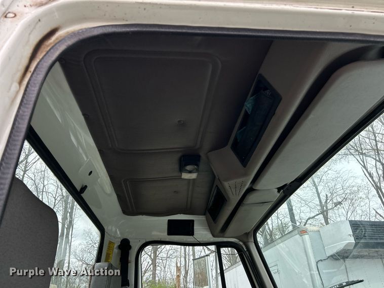 image for item EK2819 2001 International 4900 truck cab and chassis