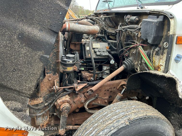 image for item EK2819 2001 International 4900 truck cab and chassis