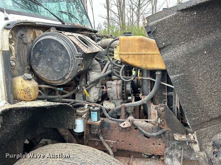 image for item EK2819 2001 International 4900 truck cab and chassis