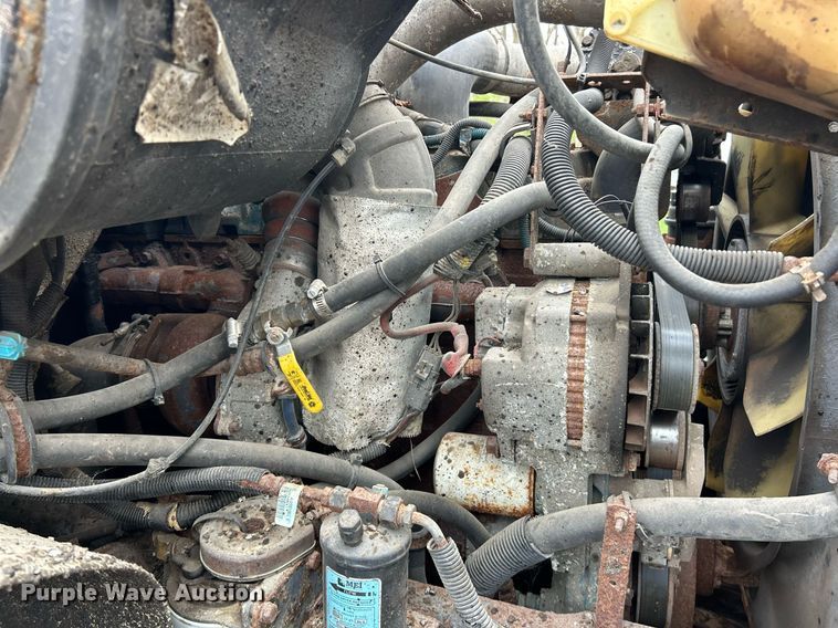 image for item EK2819 2001 International 4900 truck cab and chassis