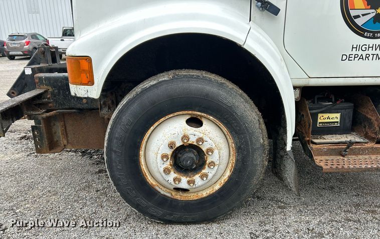 image for item EK2819 2001 International 4900 truck cab and chassis