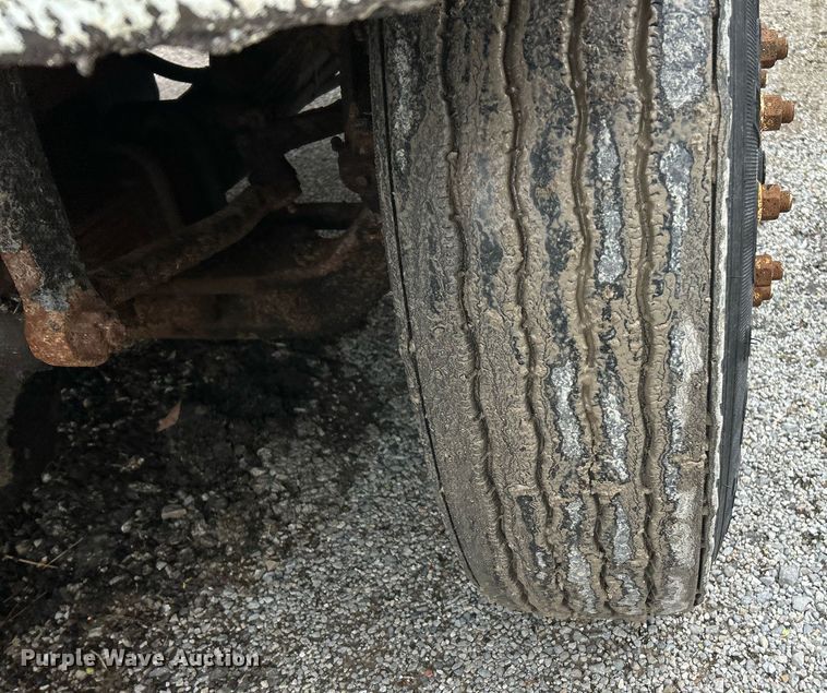 image for item EK2819 2001 International 4900 truck cab and chassis