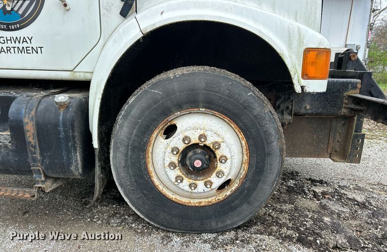 image for item EK2819 2001 International 4900 truck cab and chassis