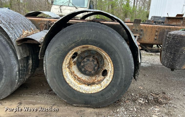 image for item EK2819 2001 International 4900 truck cab and chassis