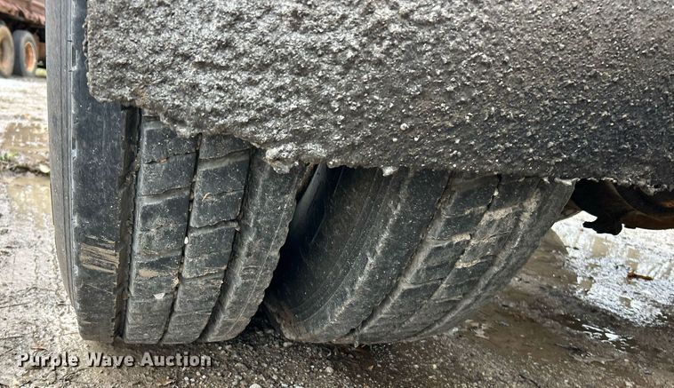 image for item EK2819 2001 International 4900 truck cab and chassis