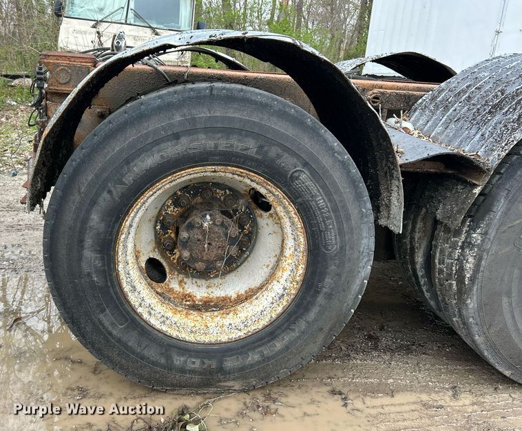 image for item EK2819 2001 International 4900 truck cab and chassis