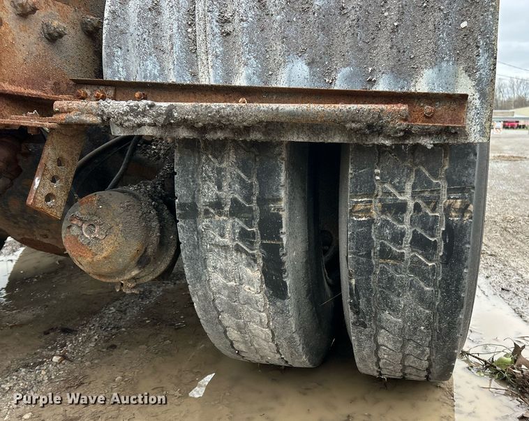 image for item EK2819 2001 International 4900 truck cab and chassis