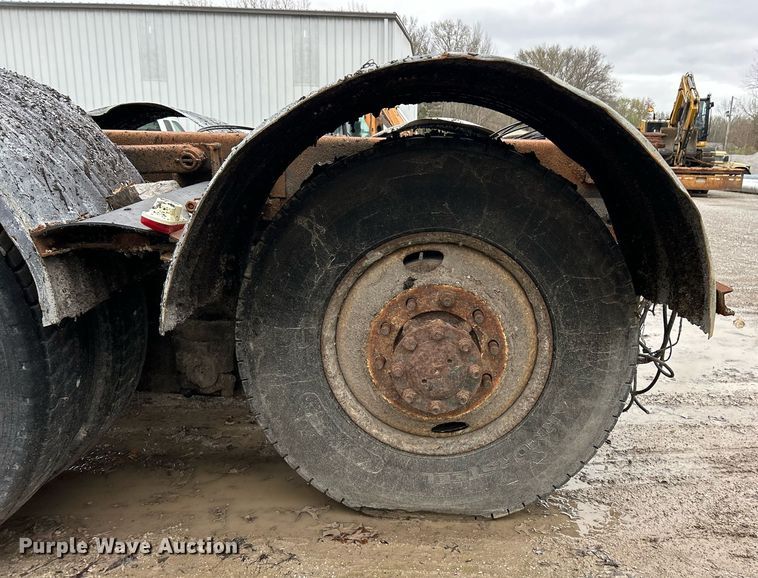 image for item EK2819 2001 International 4900 truck cab and chassis