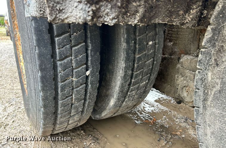 image for item EK2819 2001 International 4900 truck cab and chassis