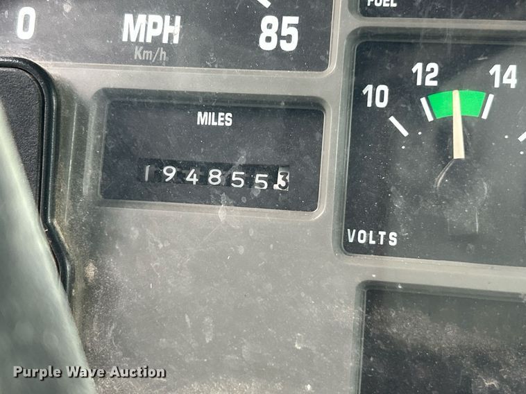 image for item EK2819 2001 International 4900 truck cab and chassis