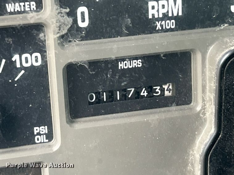 image for item EK2819 2001 International 4900 truck cab and chassis