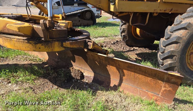 image for item EL1989 John Deere 570 motor grader