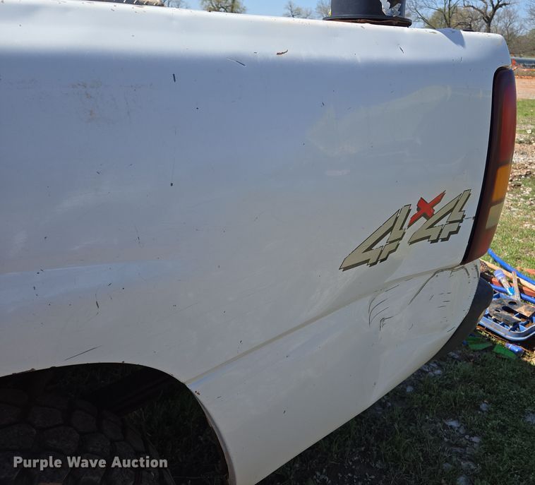 image for item EL1990 2001 Chevrolet Silverado 1500 pickup truck