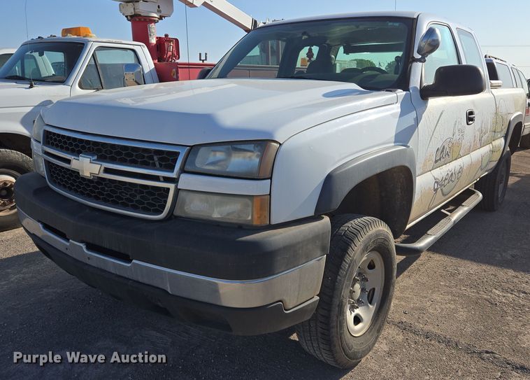 image for item EL5536 2006 Chevrolet Silverado 2500 Ext. Cab pickup truck