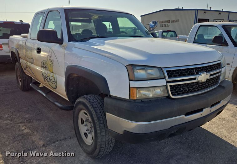 image for item EL5536 2006 Chevrolet Silverado 2500 Ext. Cab pickup truck