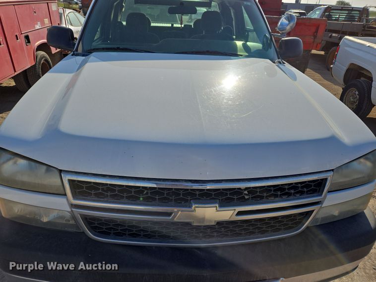 image for item EL5536 2006 Chevrolet Silverado 2500 Ext. Cab pickup truck