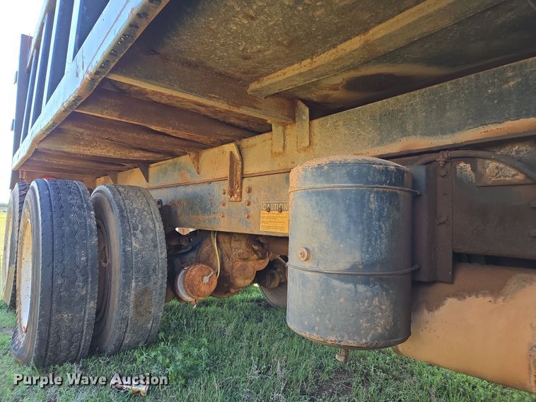 image for item EL5551 1997 International 4900 dump truck