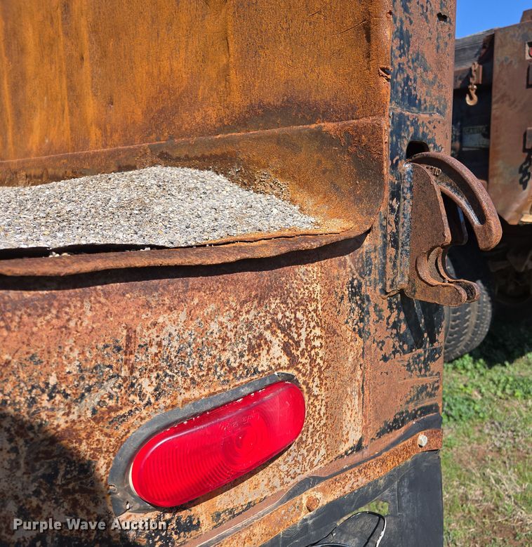 image for item EL5551 1997 International 4900 dump truck