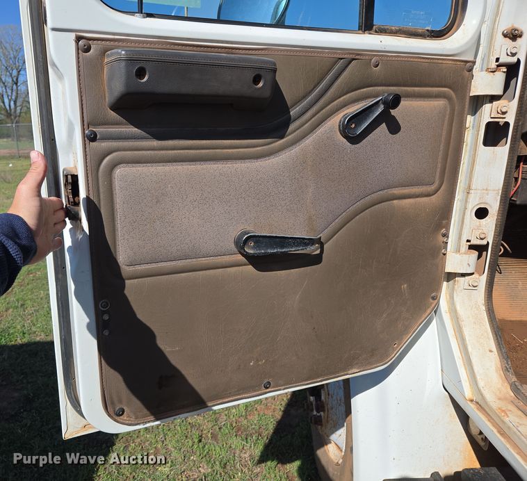 image for item EL5551 1997 International 4900 dump truck