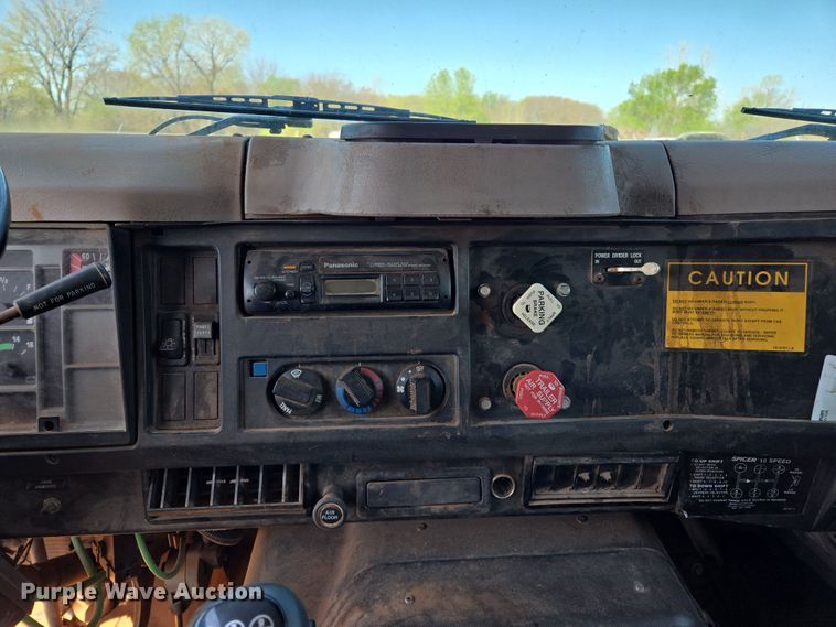 image for item EL5551 1997 International 4900 dump truck