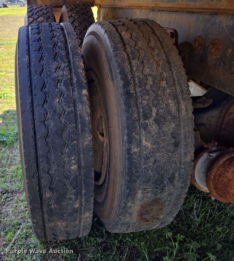 image for item EL5551 1997 International 4900 dump truck