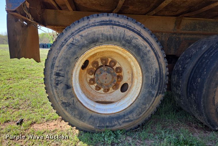 image for item EL5551 1997 International 4900 dump truck