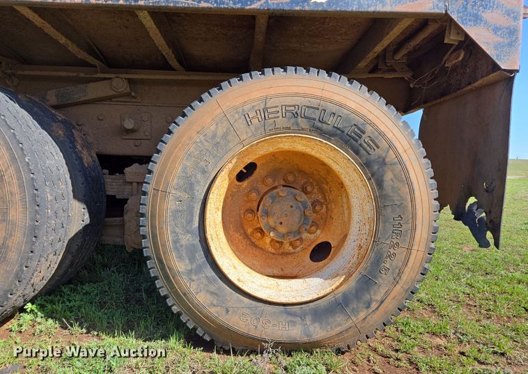 image for item EL5551 1997 International 4900 dump truck
