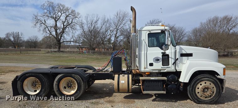 image for item EL5696 2008 Mack CHU613 semi truck