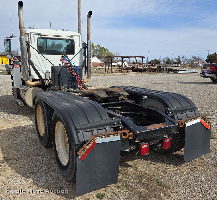 image for item EL5696 2008 Mack CHU613 semi truck