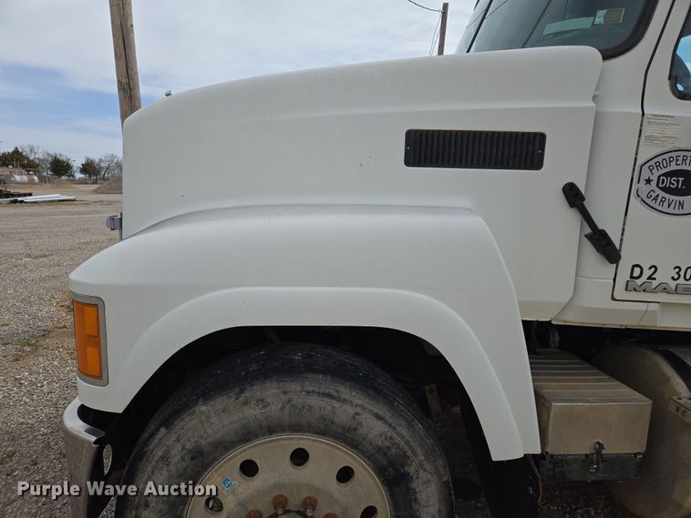 image for item EL5696 2008 Mack CHU613 semi truck