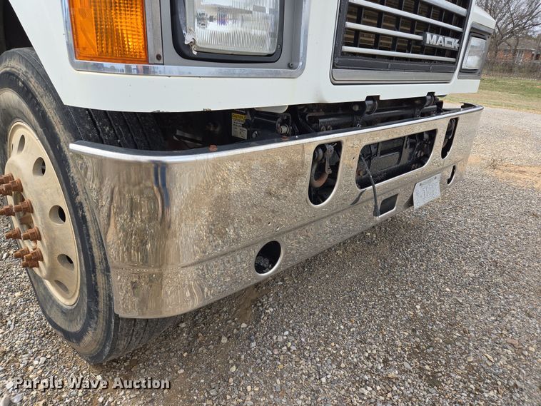 image for item EL5696 2008 Mack CHU613 semi truck