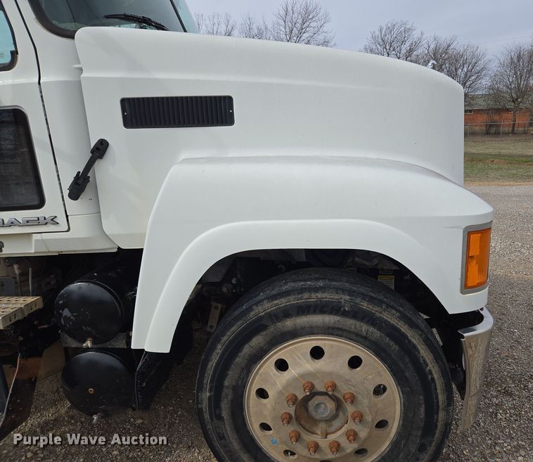 image for item EL5696 2008 Mack CHU613 semi truck