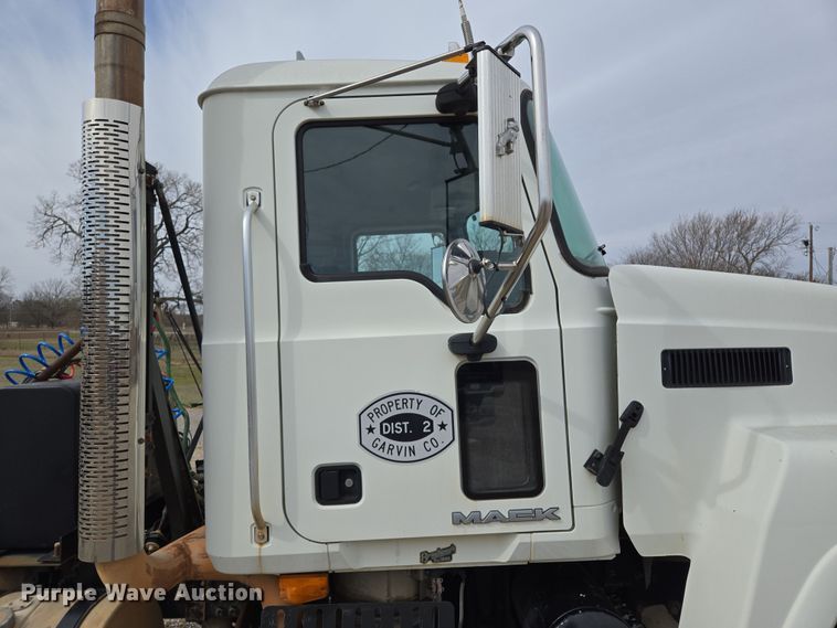 image for item EL5696 2008 Mack CHU613 semi truck