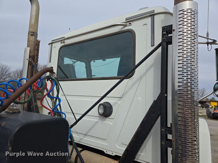 image for item EL5696 2008 Mack CHU613 semi truck