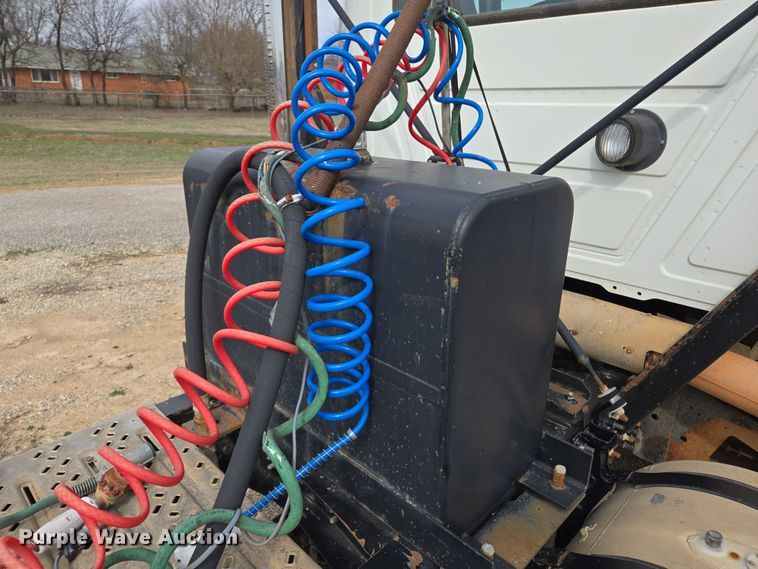 image for item EL5696 2008 Mack CHU613 semi truck