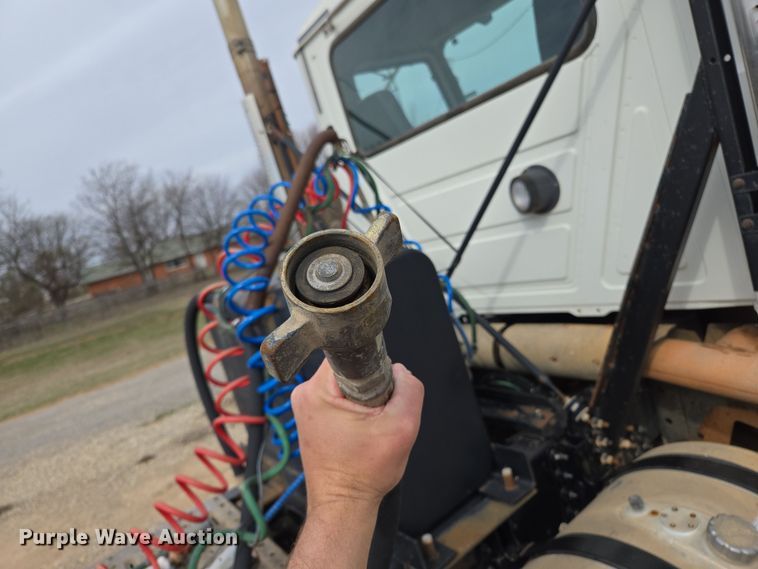 image for item EL5696 2008 Mack CHU613 semi truck