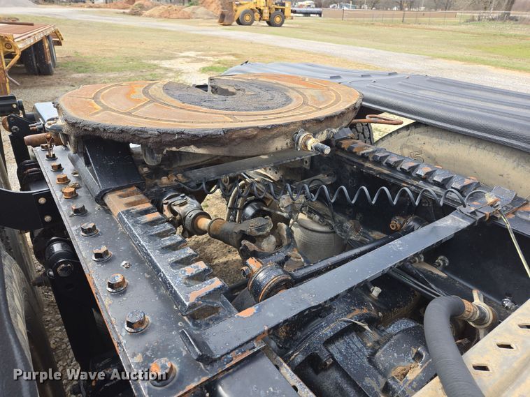 image for item EL5696 2008 Mack CHU613 semi truck