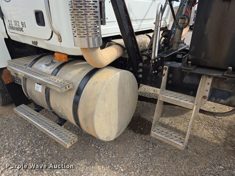 image for item EL5696 2008 Mack CHU613 semi truck