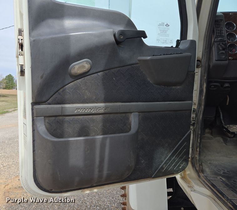 image for item EL5696 2008 Mack CHU613 semi truck