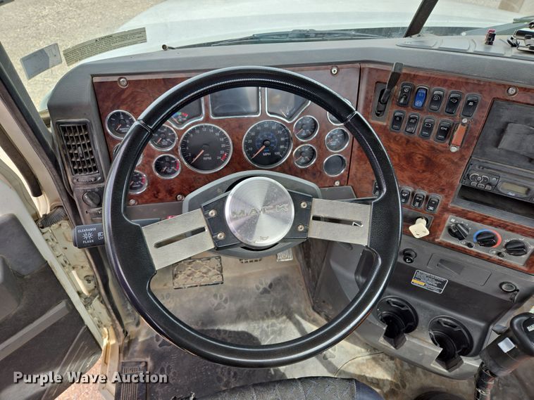 image for item EL5696 2008 Mack CHU613 semi truck