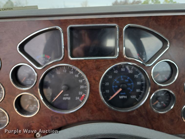 image for item EL5696 2008 Mack CHU613 semi truck