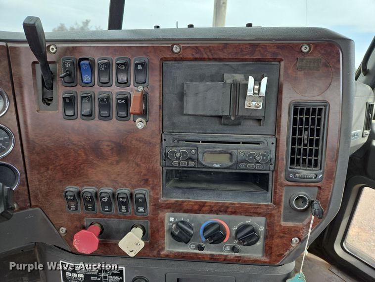 image for item EL5696 2008 Mack CHU613 semi truck