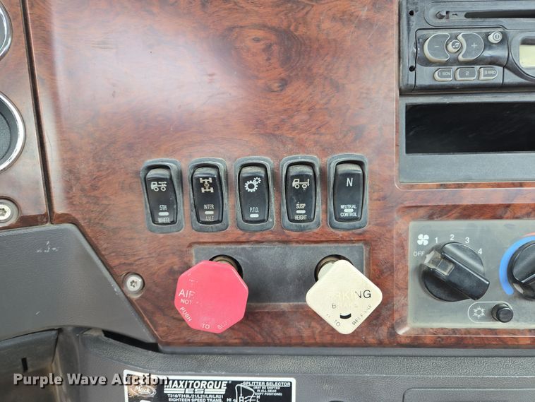 image for item EL5696 2008 Mack CHU613 semi truck