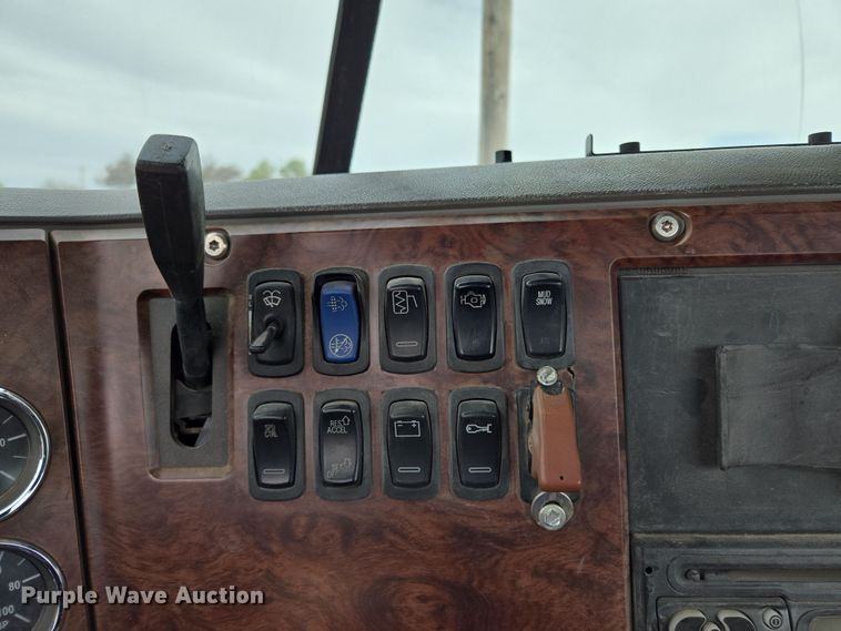 image for item EL5696 2008 Mack CHU613 semi truck