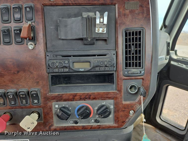 image for item EL5696 2008 Mack CHU613 semi truck