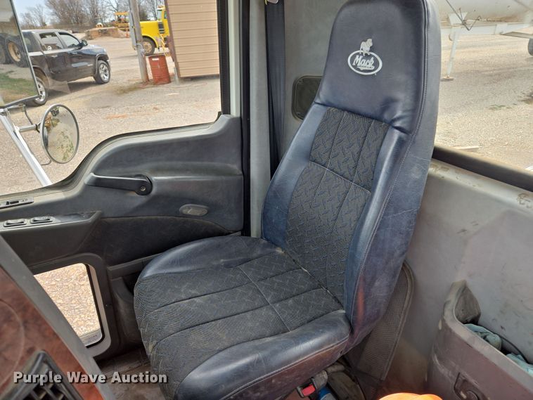 image for item EL5696 2008 Mack CHU613 semi truck